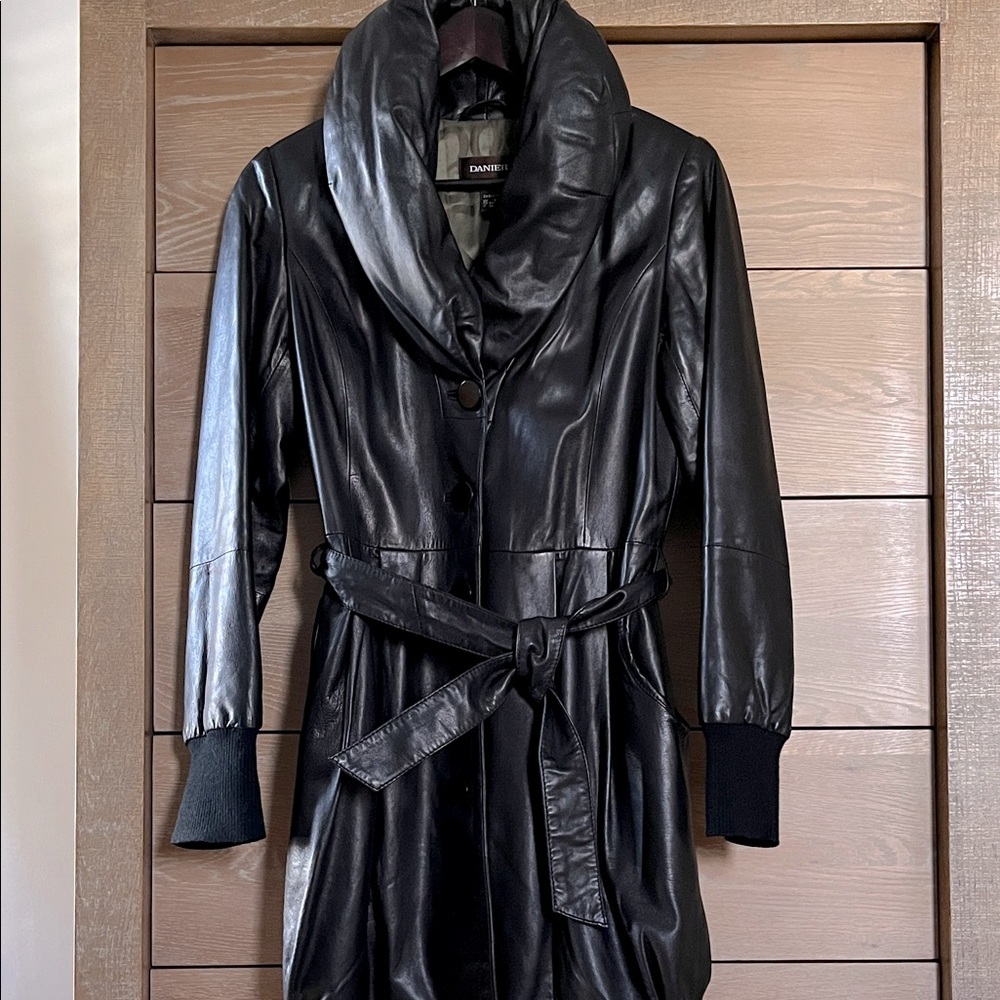 Danier Black Elegant Italian Leather Coat with Belt
